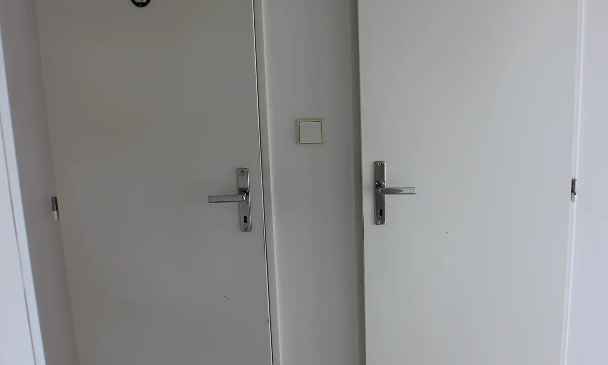 e383