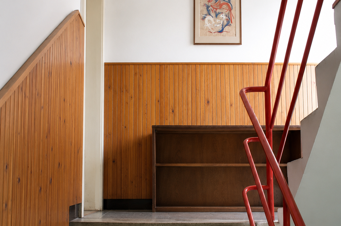 10_minimalist_staircase_with_wooden_accents